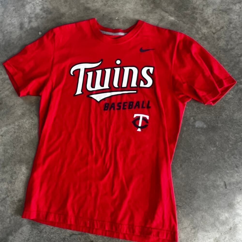 Nike Men's size M, Regular Fit, Minnesota Twins, Red T-shirt, Short Sleeve